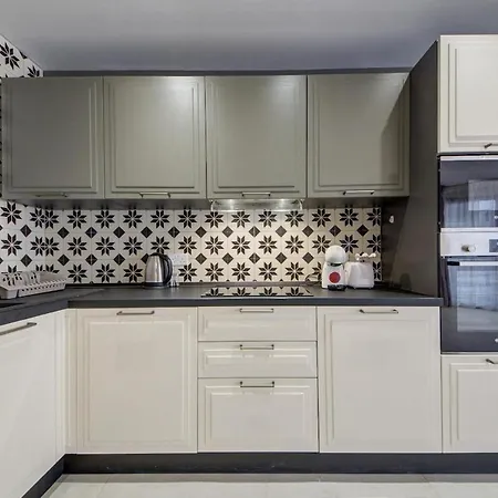Sea View Gem In The Heart Of شقة